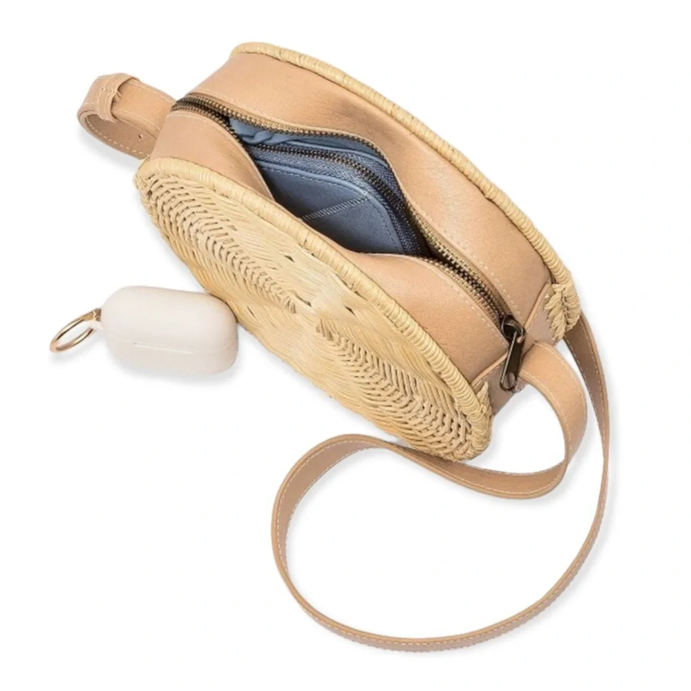 Universal Thread Round Zip Closure Straw Bag
